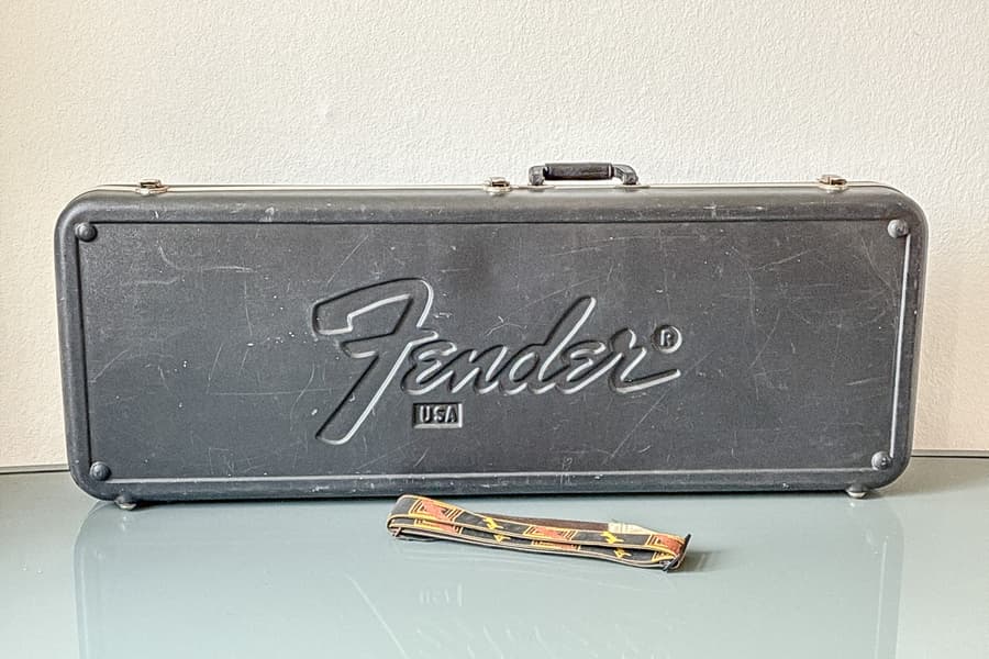 Vintage Gitarrenkoffer und Gitarrengurt Fender